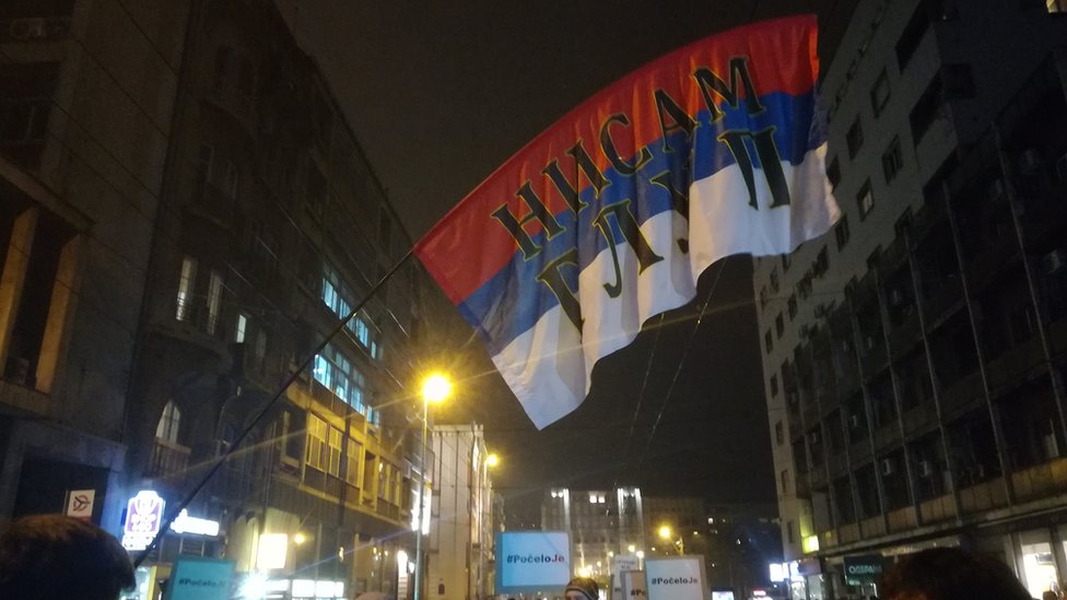 Treći protest u Beogradu: Metle, parole i „pet minuta buke" 5 Protest