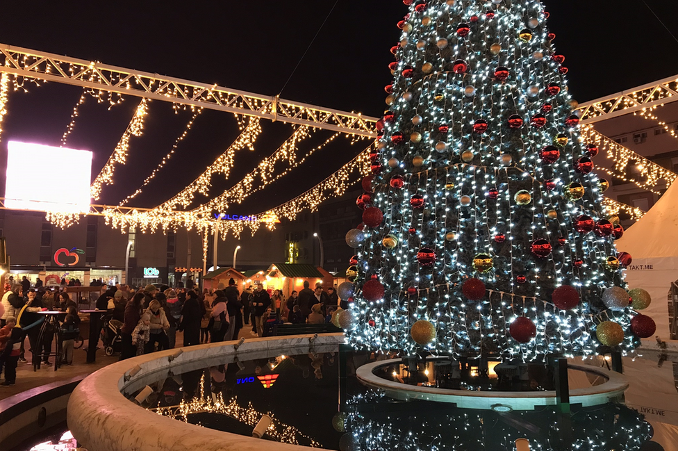 Okićena Podgorica: Prvi praznični „Pazar" 2 Podgorica, 20. decembar 2018.