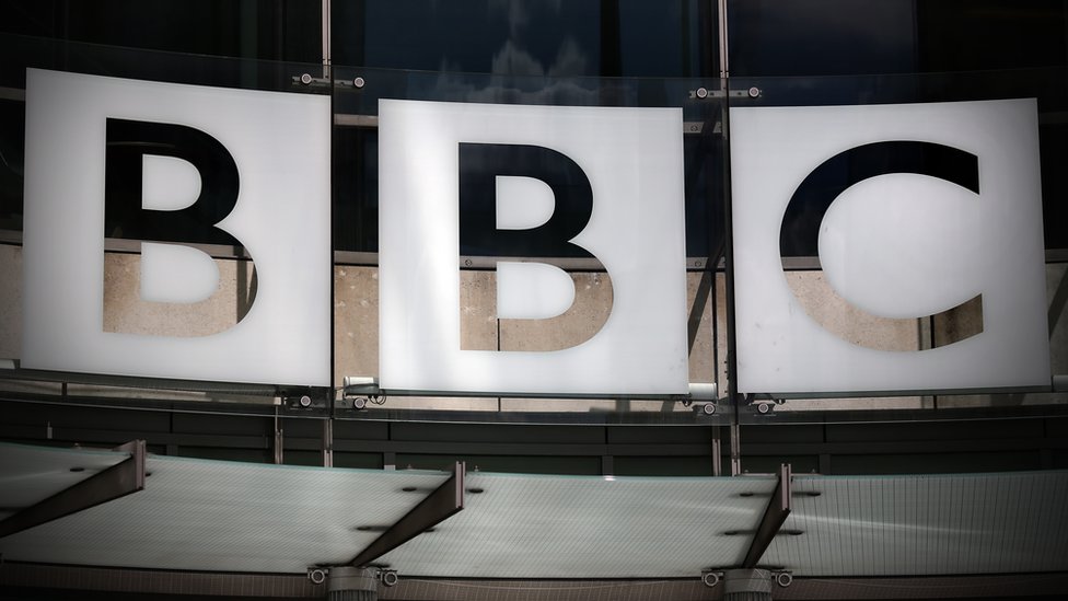 Logo BBC-ja ispred sedišta ove medijske kuće u Londonu