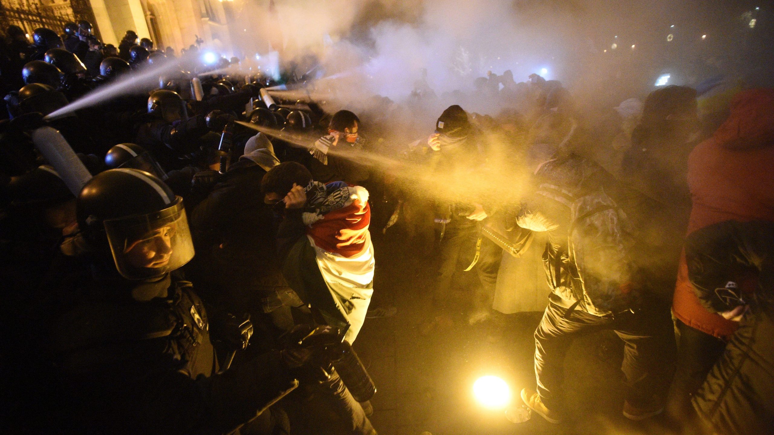 Hiljade Mađara izašlo na ulice Budimpešte, protesti protiv "zakona o ropstvu" 1