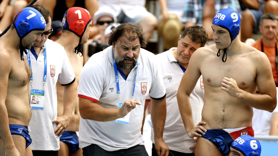 Selektor digao ruke od Zvezde 1