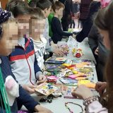 Đaci na novogodišnjoj berzi skupili novac za pomoć siromašnom učeniku 8