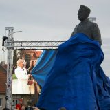 Vikao "Tuđman zločinac" na otkrivanju spomenika, pa brutalno napadnut (VIDEO) 4