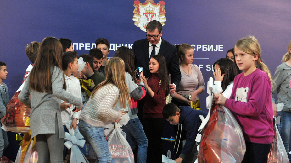 Vučić uručio paketiće deci sa Kosova 1