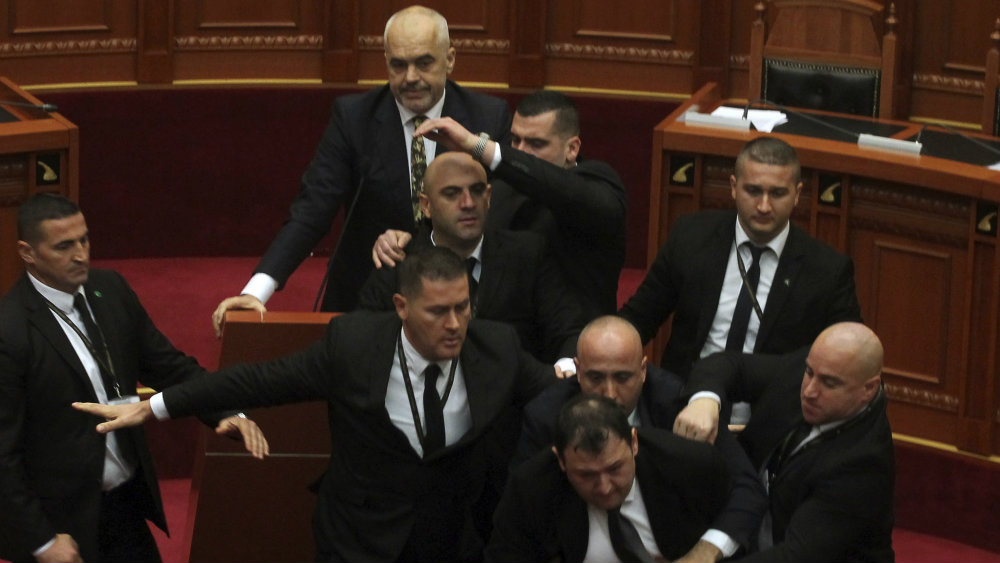 Albanska opozicija gađala jajima Edija Ramu 1