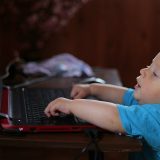 Vreme provedeno ispred ekrana utiče na razvoj deteta 8