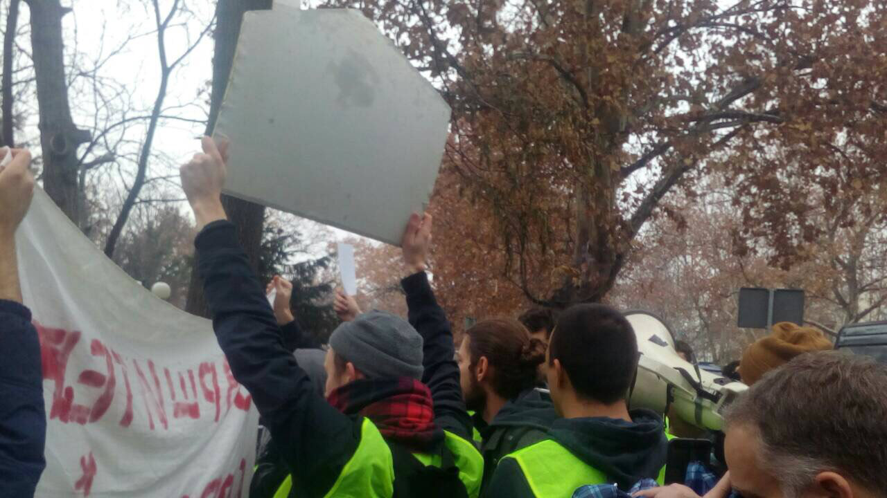 U Beogradu protest u žutim prslucima protiv izvršitelja (FOTO) 1