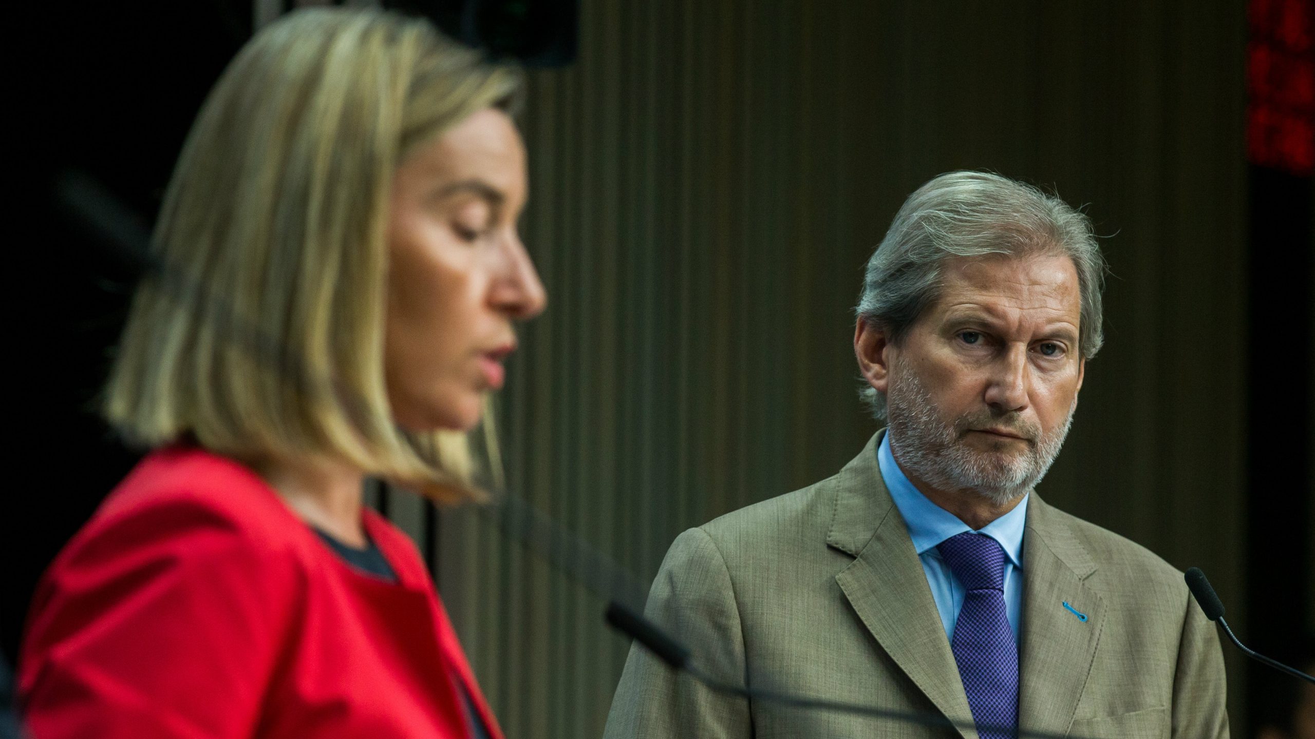 Mogerini i Han: Neprihvatljivo veličanje ratnih zločinaca 1