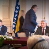 Dodik napustio sastanak zbog zastave 15