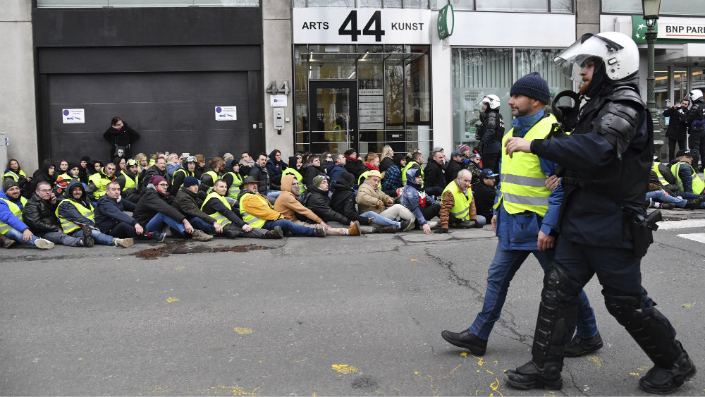 U Briselu privedeno 100 ljudi na protestu belgijskih Žutih prsluka 1