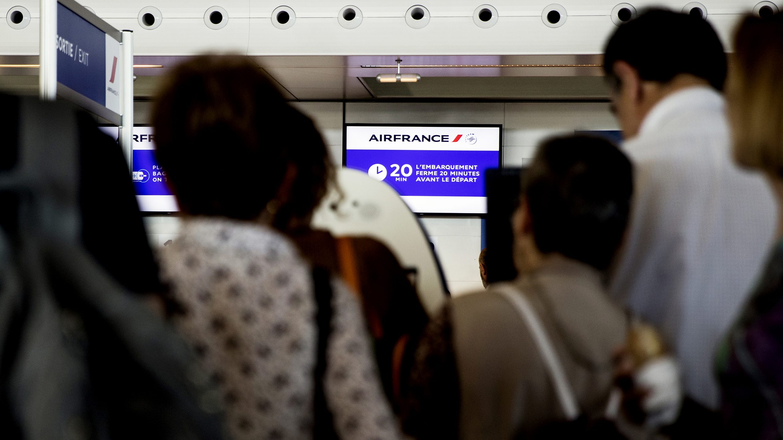 Redovi na francuskim aerodromima zbog usporenog rada policije iz protesta 1