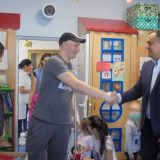 Novogodišnji paketići uručeni deci na Instututu za onkologiju 15