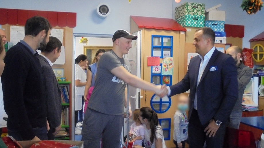 Novogodišnji paketići uručeni deci na Instututu za onkologiju 1