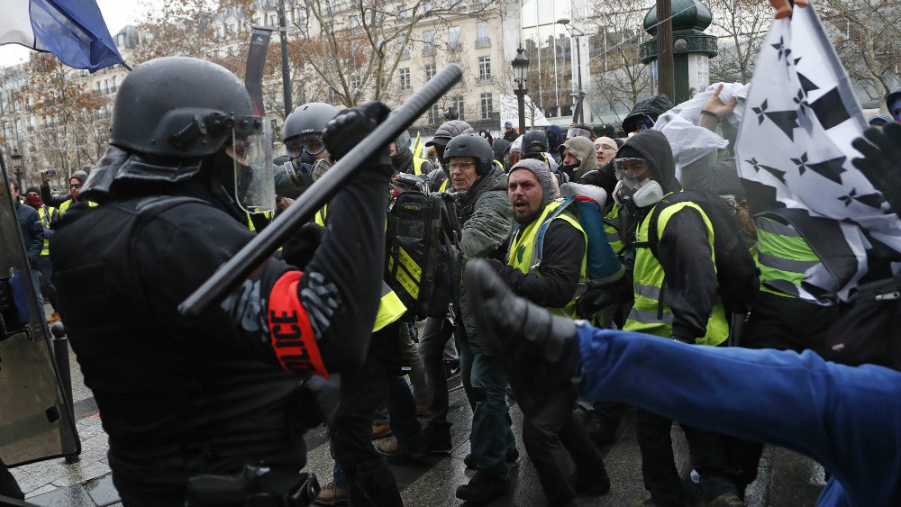 Na protestu "žutih prsluka" u Francuskoj 31.000 ljudi, privedeno 700 1