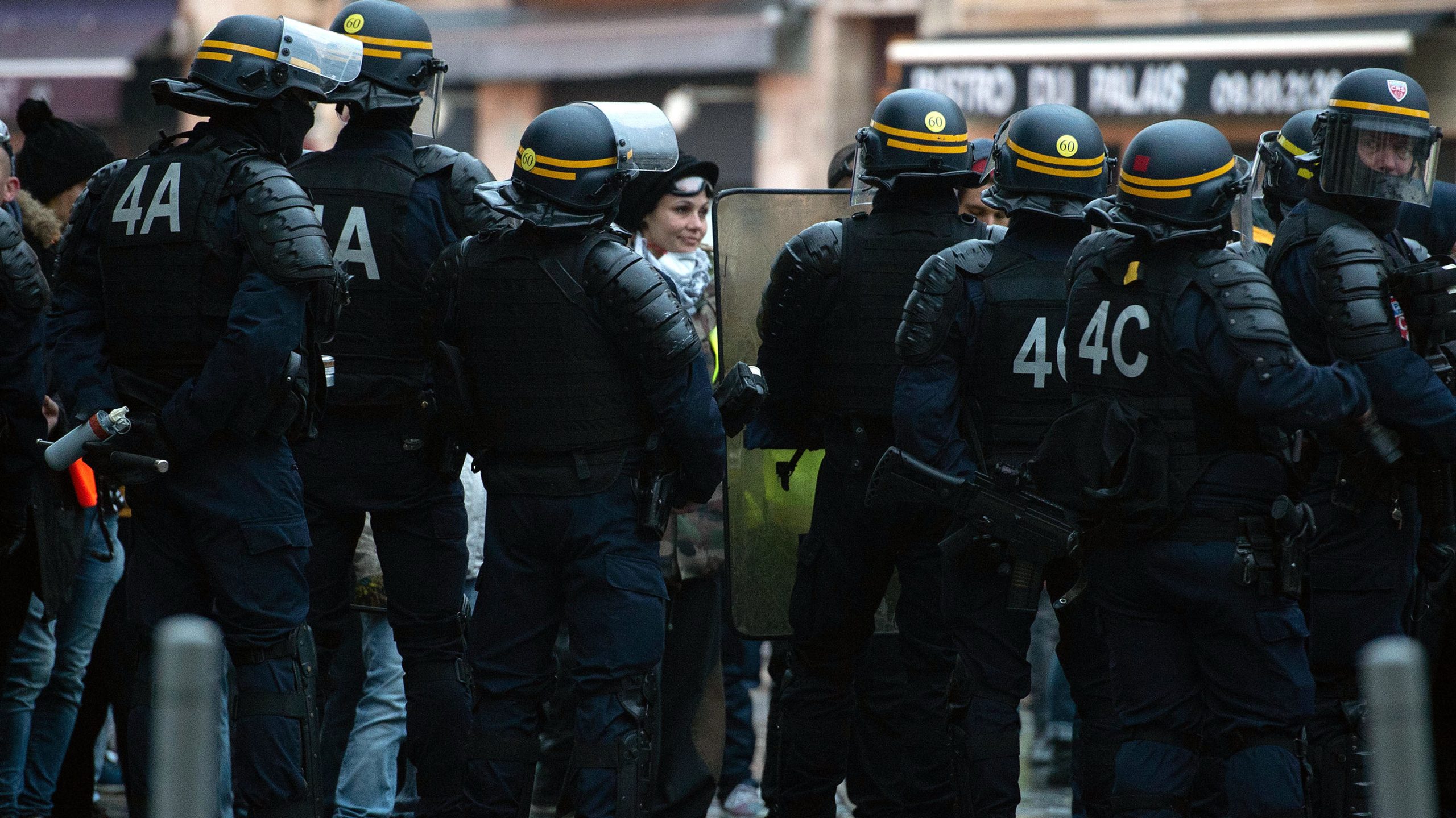 I policija najavljuje proteste protiv Makrona - spremaju se "plavi prsluci" 1