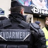 Policija isterala demonstrante s Šanzelizea 10
