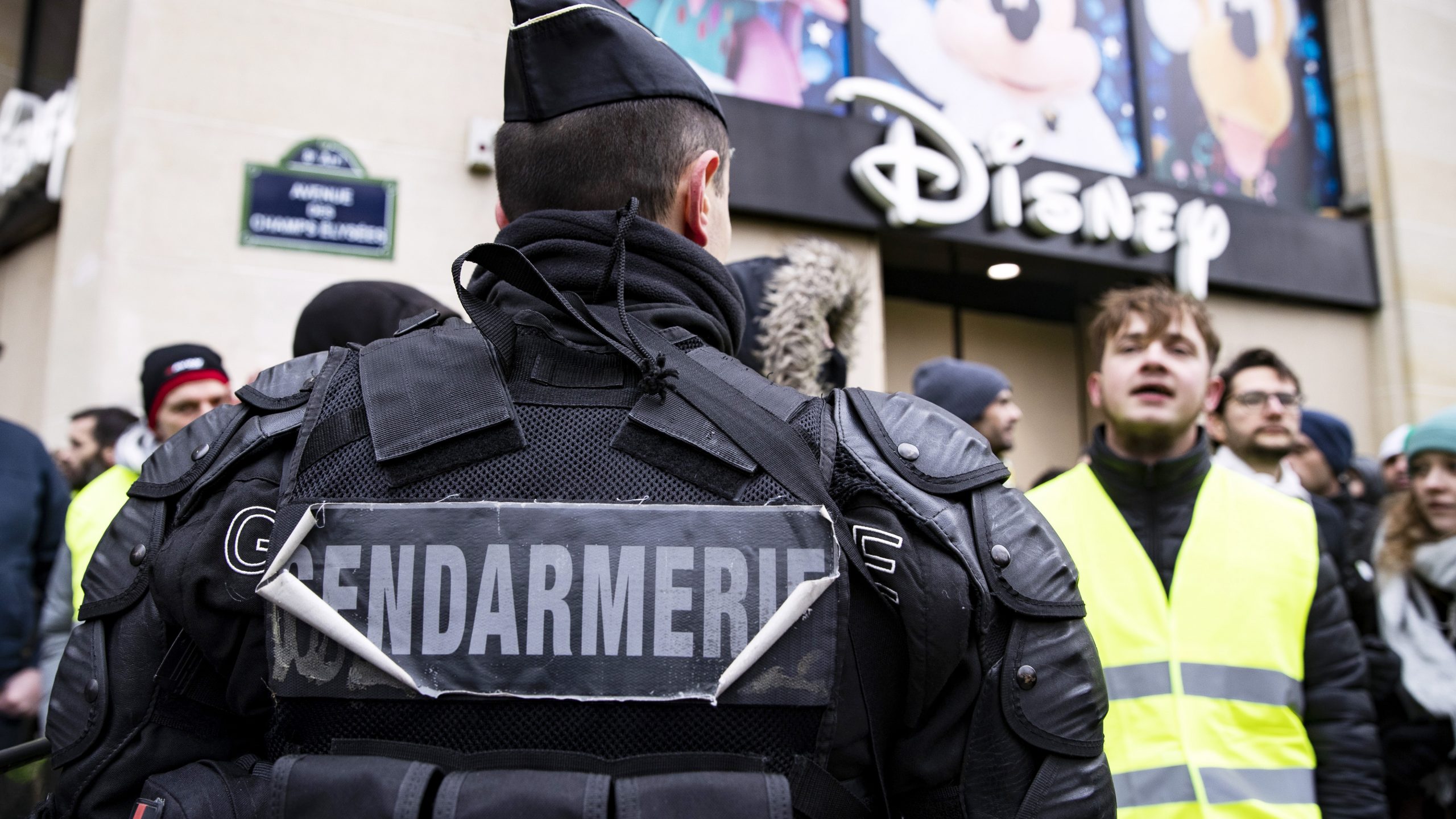 Policija isterala demonstrante s Šanzelizea 1