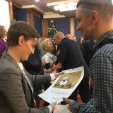 Urednici Danasa poklonili premijerki i ministrima Koraksove kalendare 14