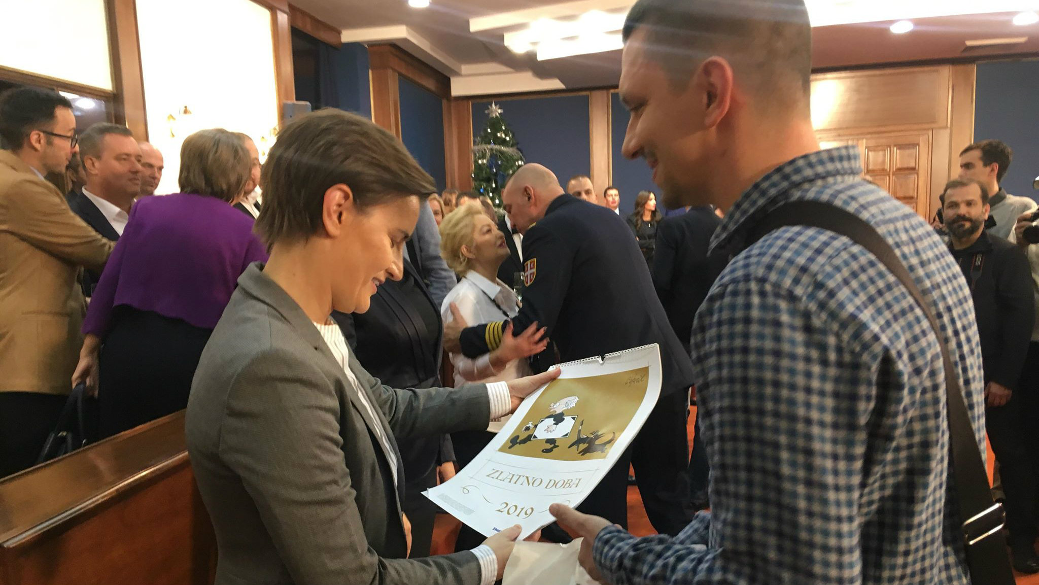 Urednici Danasa poklonili premijerki i ministrima Koraksove kalendare 1