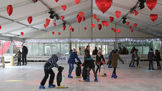 Besplatno klizanje za đake na klizalištu Ledena šuma u Novom Sadu 1