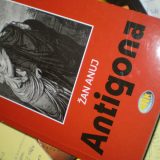 Simbol suprotstavljanja diktaturi 6