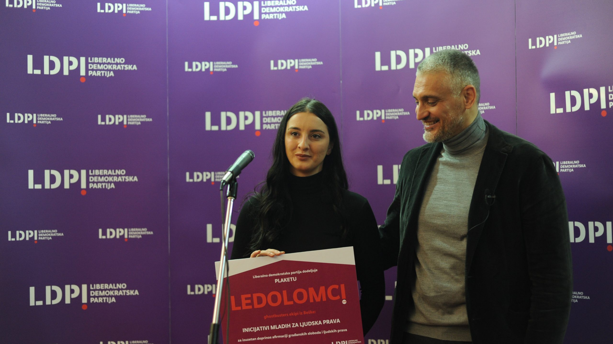 Jovanović uručio „Ledolomca“ Inicijativi mladih za ljudska prava 1