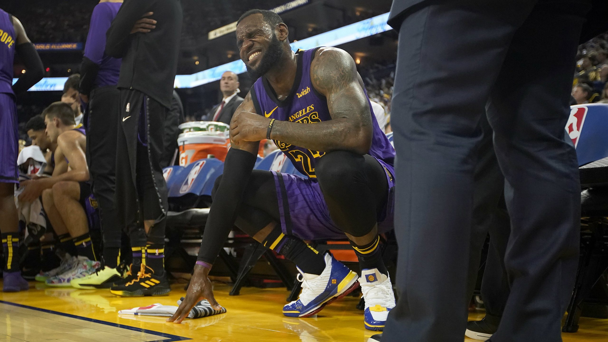 Lejkersi bolji od GSW, Lebron se povredio 1