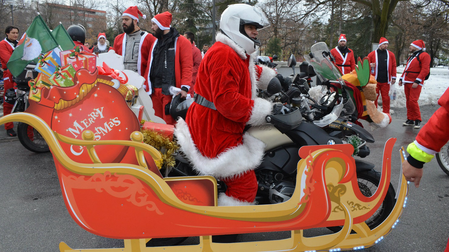 Moto Deda Mrazovi i ove godine nosili poklone za decu iz Sremčice 1