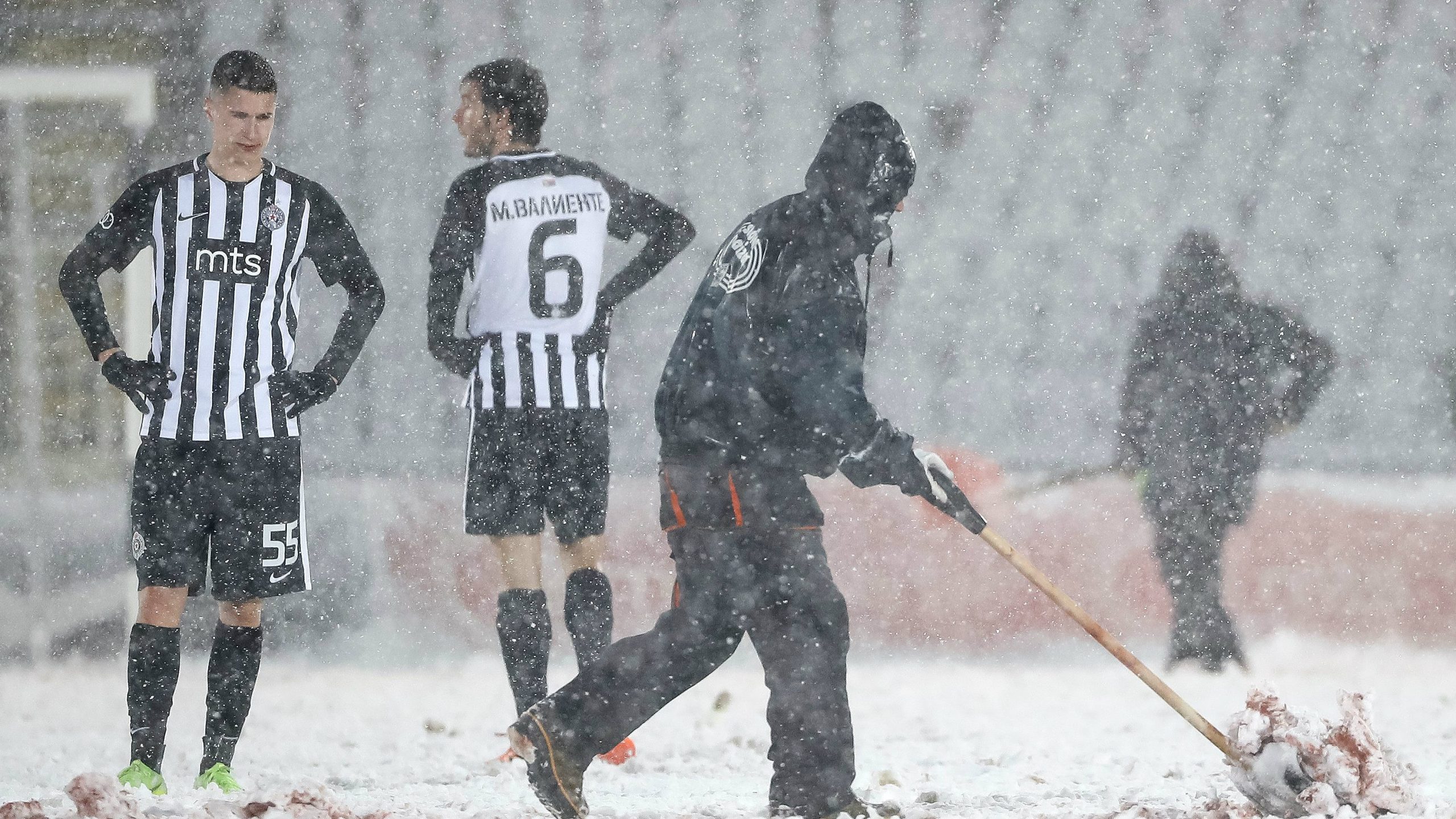 Sneg zaustavio fudbal u Srbiji 1