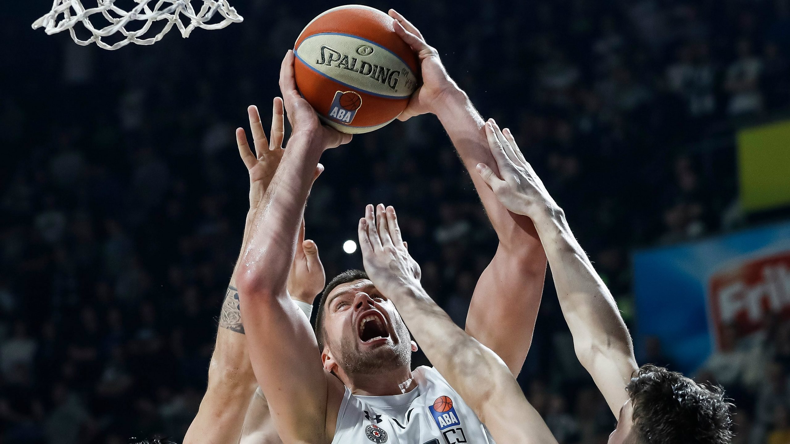 Prekinut meč između Partizana i Cedevite zbog nereda navijača 1