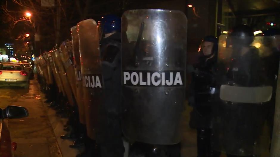 Policija potisnula građane sa Trga Krajine i iz parka Petar Kočić 1