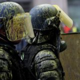Policajci skinuli šlemove pred demonstrantima 5