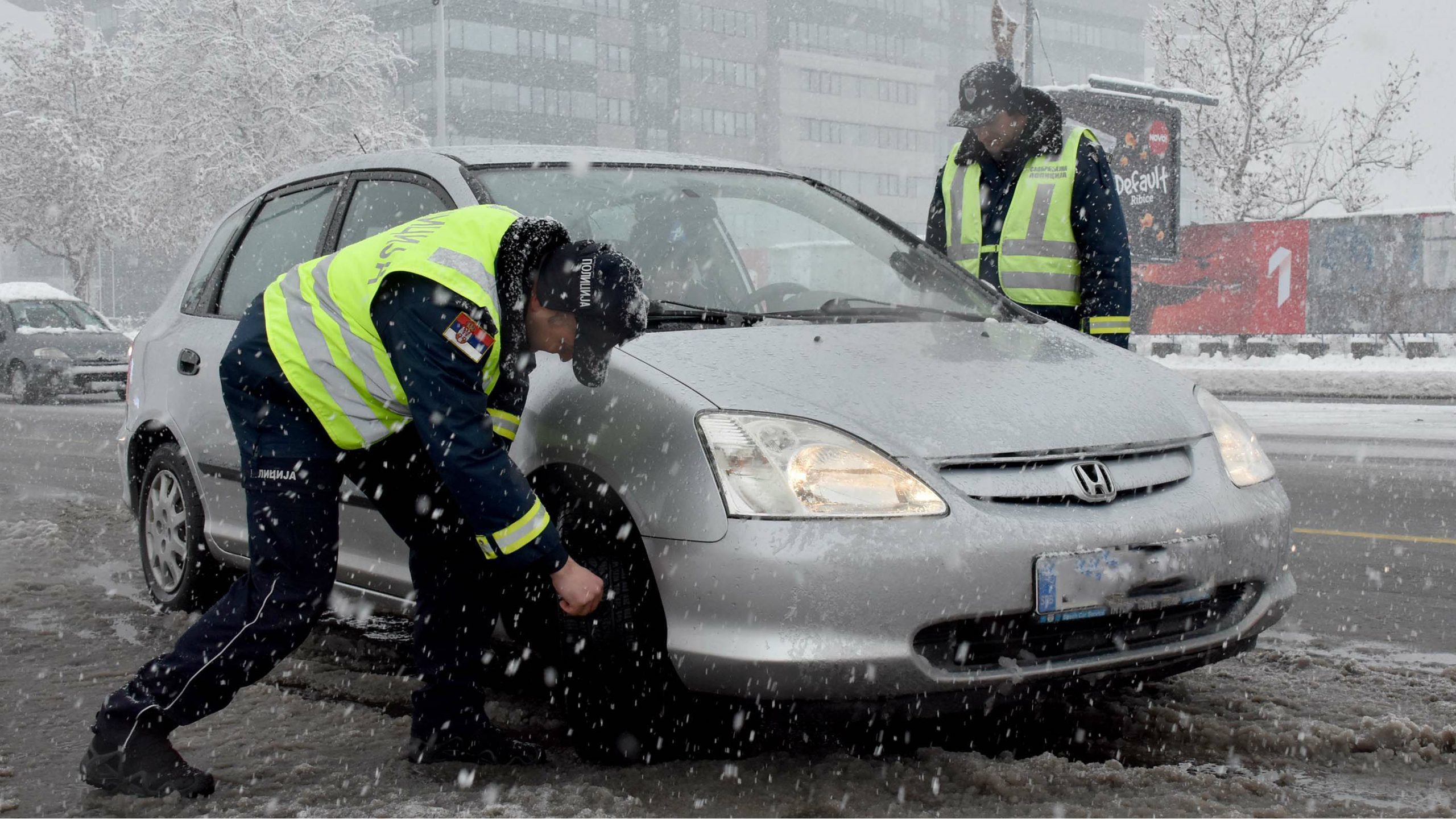 Usporen i otežan saobraćaj, problemi u gradovima (FOTO) 1
