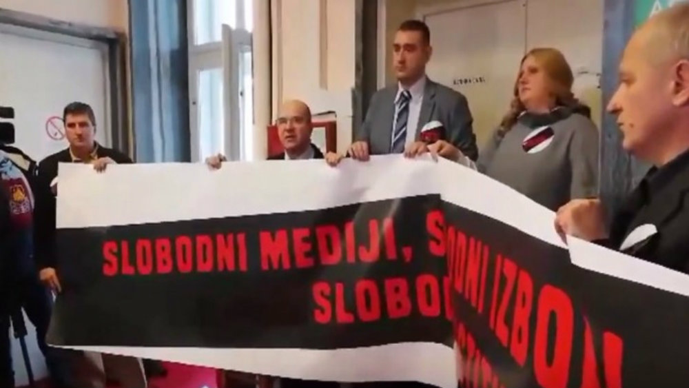 Incident u Skupštini Vojvodine: Opozicioni poslanici izbačeni zbog transparenta 2