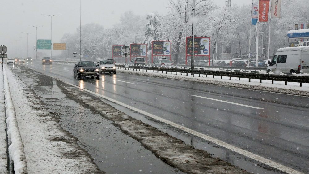 Otežana vožnja na putevima Srbije zbog snega i jakog mraza 1