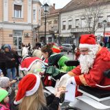Nekoliko stotina najmlađih Zemunaca dočekalo Deda Mraza 12