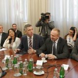 U petak sastanak opozicionih lidera povodom poziva da "poslušaju narod" 8