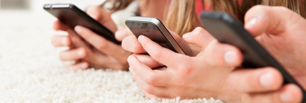 Novi šifarnik zanimanja: Od omladinskog radnika do somelijera 1 Devojčice na telefonima