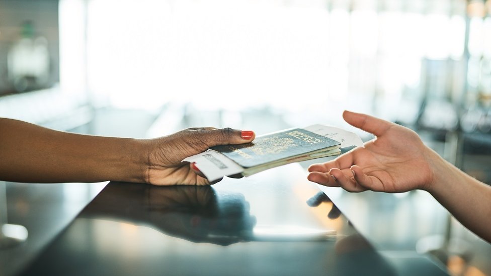 Trinaest neverovatnih činjenica o pasošima 1 Pasoš u rukama žene