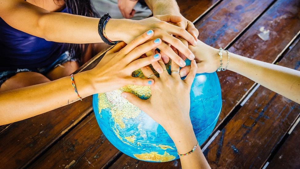 Trinaest neverovatnih činjenica o pasošima 8 prijatelji drže globus