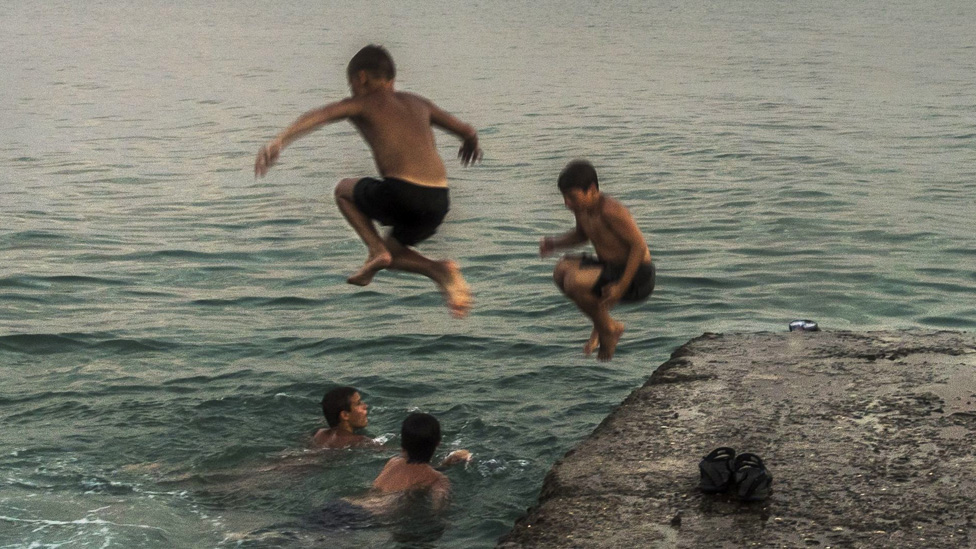 Grupa mladića pliva u Crnom moru u Abhaziji