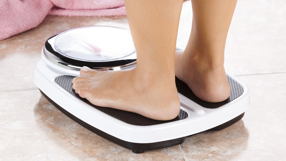 Novogodišnje rezolucije: Jednostavni saveti kako da živite duže i bolje 5 žena na vagi za merenje