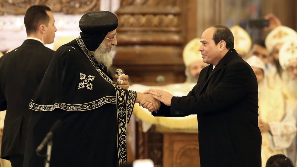 Patrijarh Tavadros Drugi Aleksandrijski razgovara sa egipatskim predsednikom Abdelom Fatahom al-Sisijem (desno) pre liturgije u novootvorenom hramu Rođenja u blizini Kaira