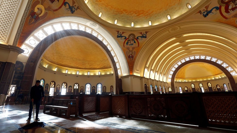 Radnik čisti unutrašnjost nove koptičke katedrale Rođenja