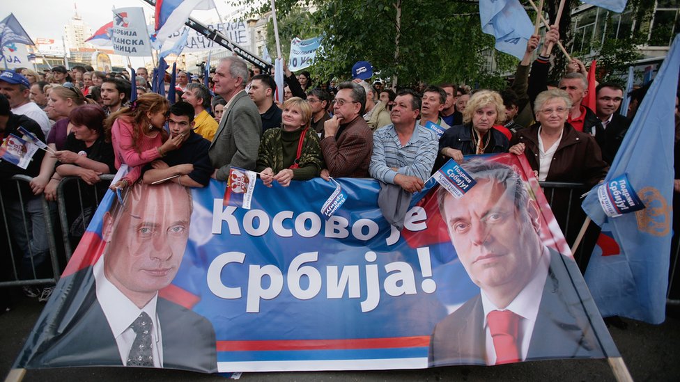 Poster s likom Vladimira Putina i Vojislava Koštunice