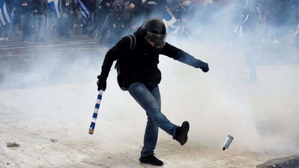 Demonstant šutira konzervu sa suzavcem