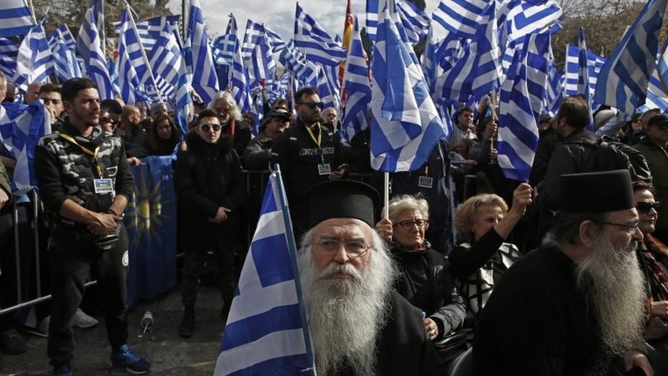 Stotine ljudi nosi grčke zastave