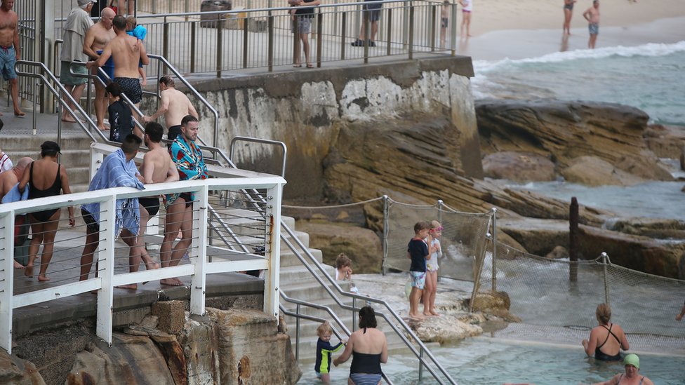 ljudi na plaži u Sidneju