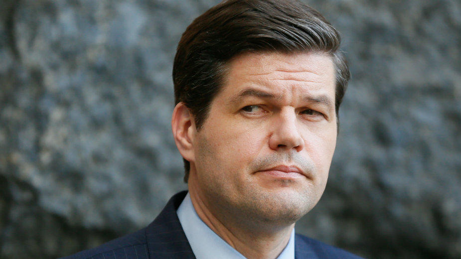 Ves Mičel: Ostavka "top" diplomate 1