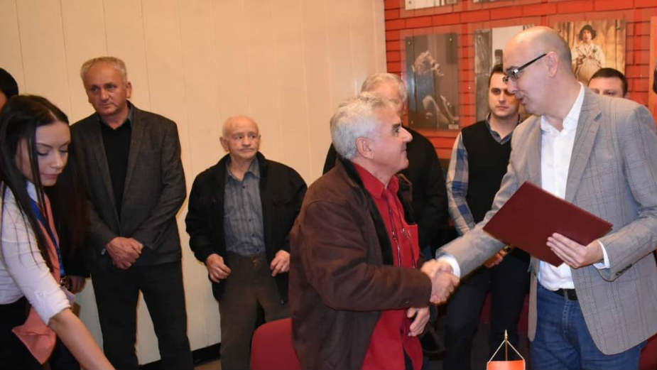 Za tri godine 100 miliona dinara 1